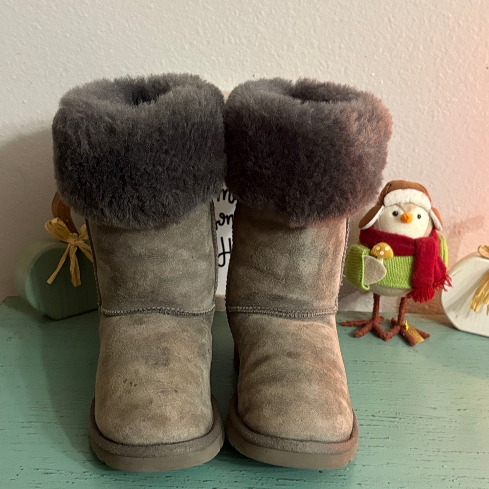 UGG Boots in Gray and Dark Gray SZ 6 box 134